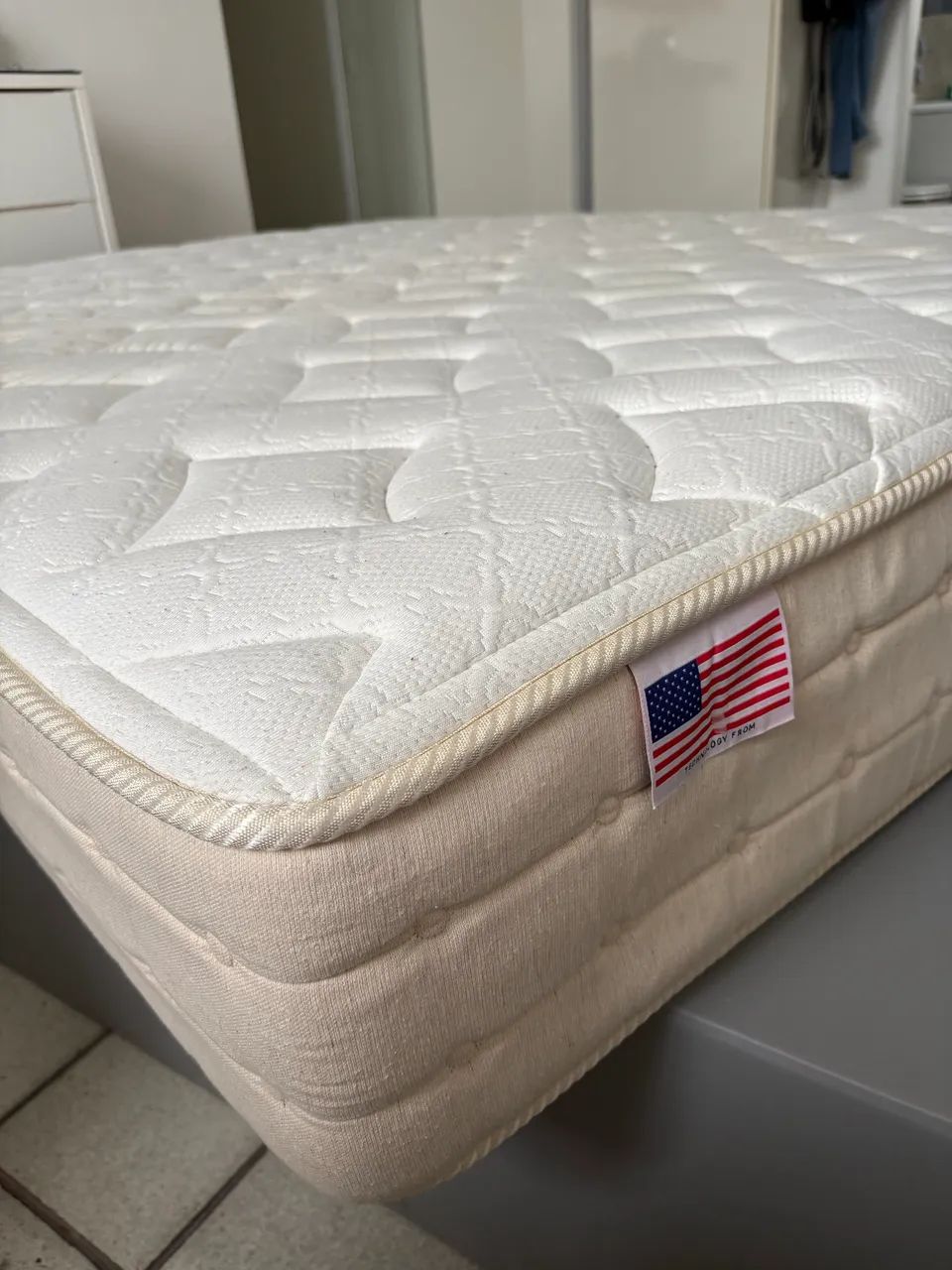 Cama/Colchão Queen (King Koil) + base box em corino bipartida cinza - Foto 3