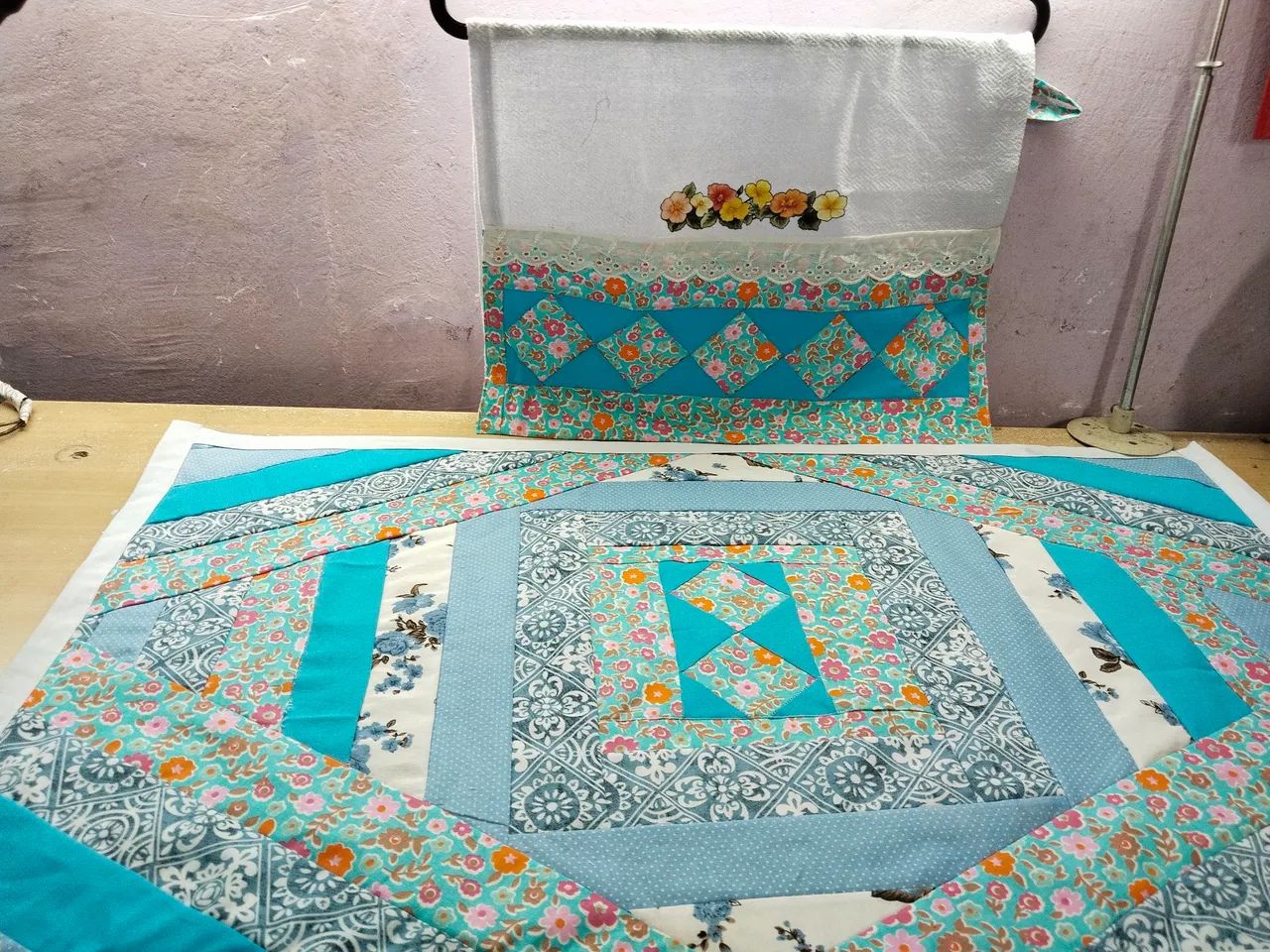 Arte em  patchwork  e canecas Personalizadas 