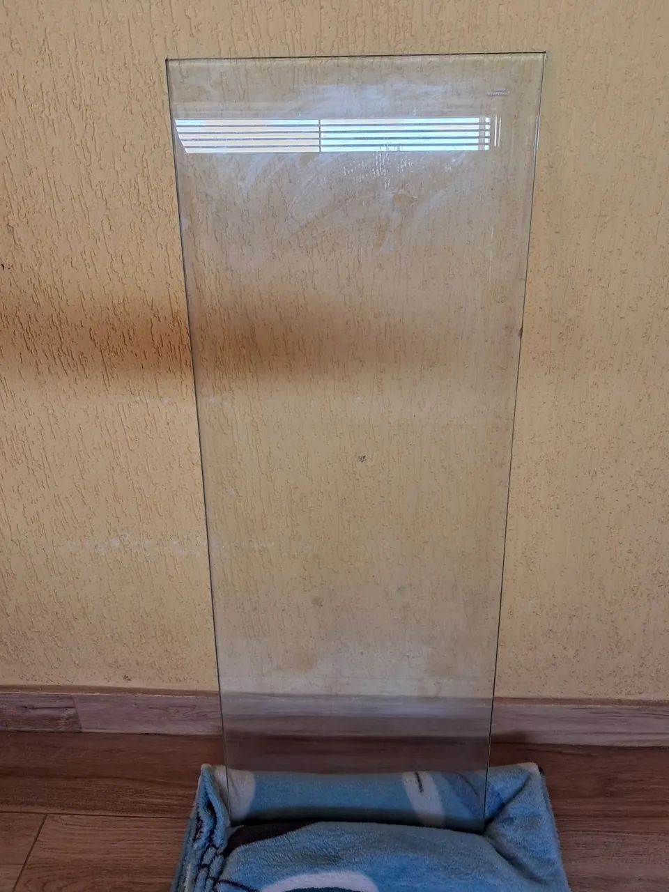 For sale: 10 tempered glass shelves, 8 mm thick, measuring 0.35 x 0.97 m