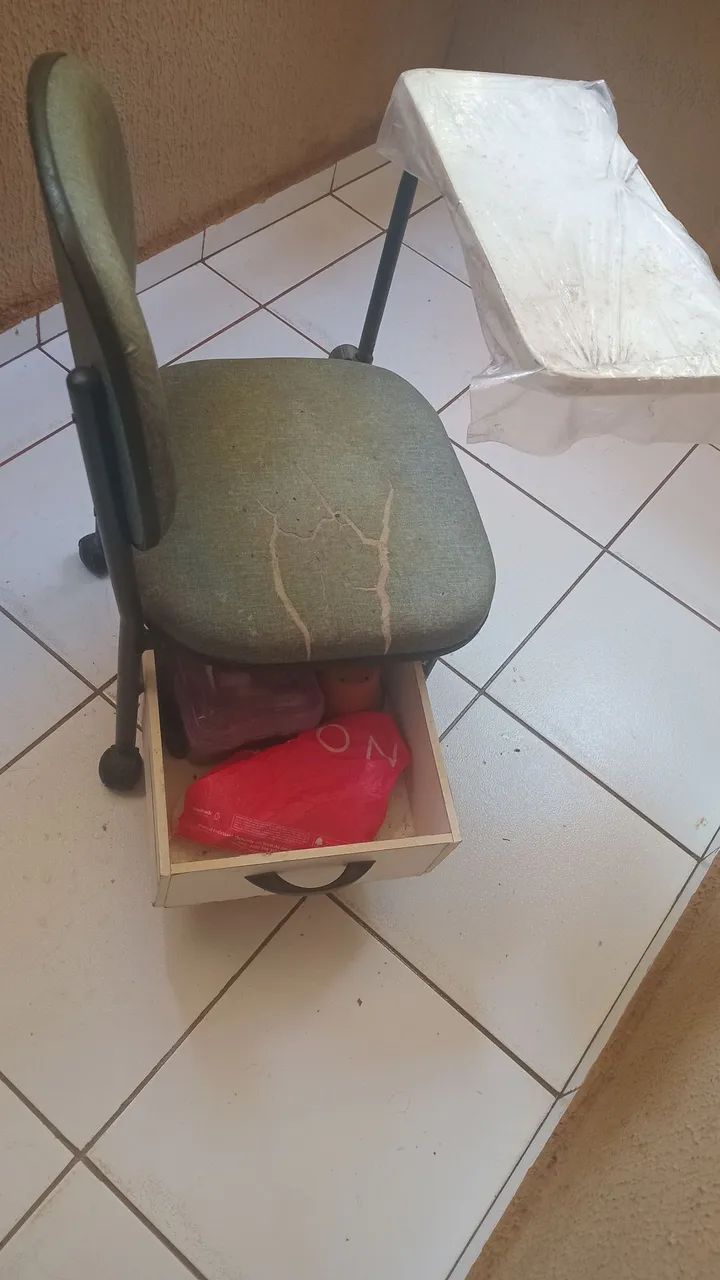 Vendo 150$ cadeira de manicure seminova nova enteressadas chamar no chat, obs:não faço 