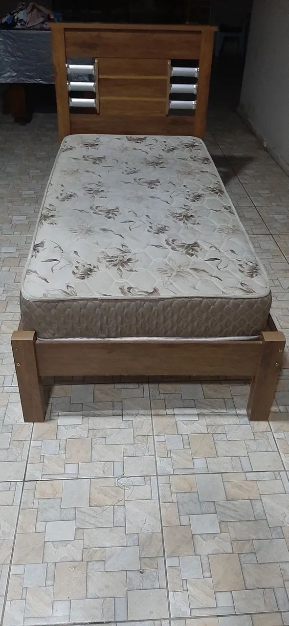 Cama solteiro  com colchão 