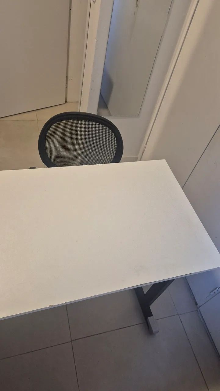 Escrivaninha com cadeira de escritório 