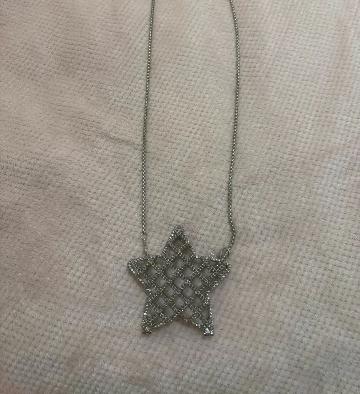 Bolsa mini bag metálica prata em formato de estrela 