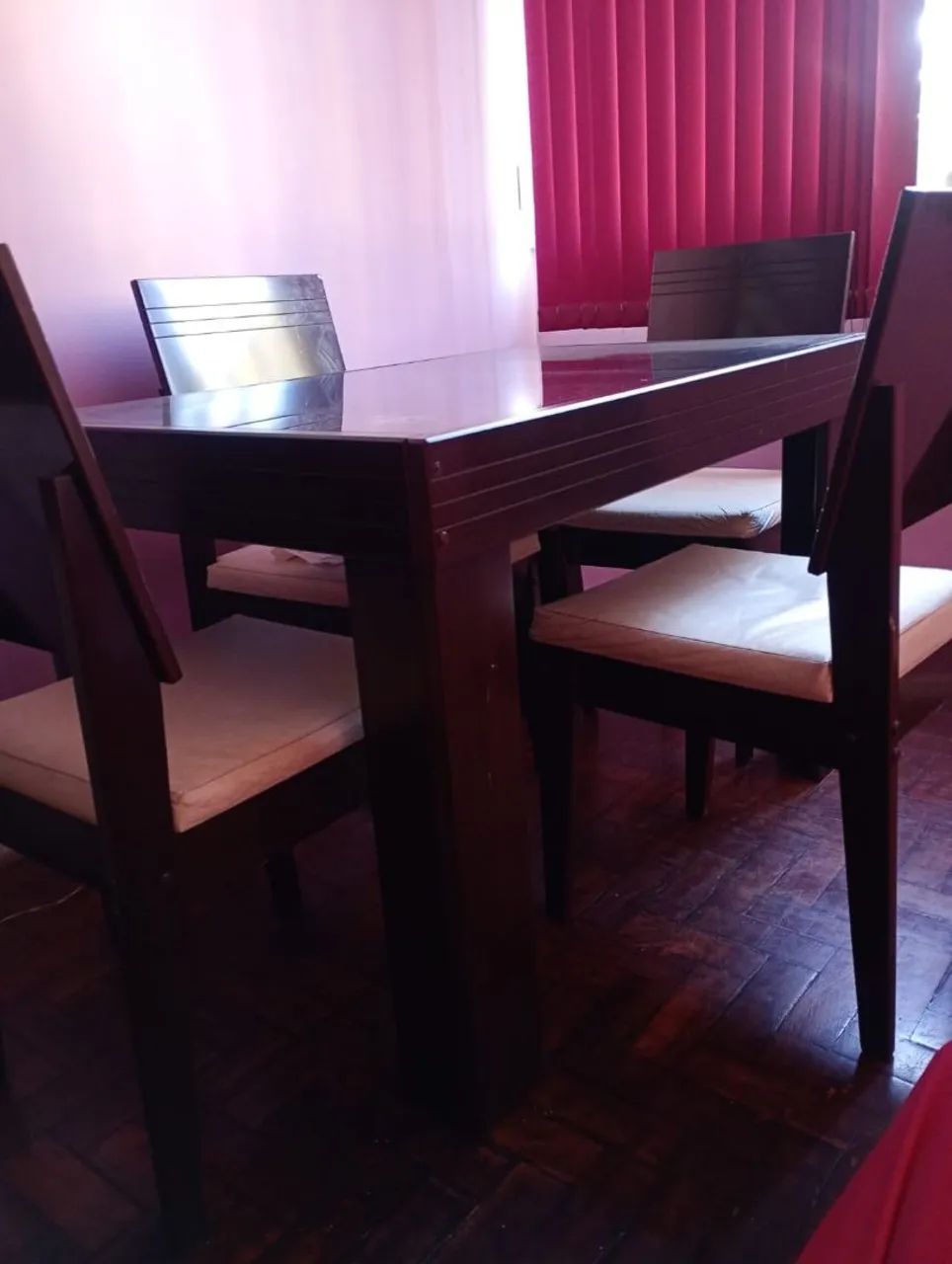 Vendo uma mesa de 4 cadeiras 