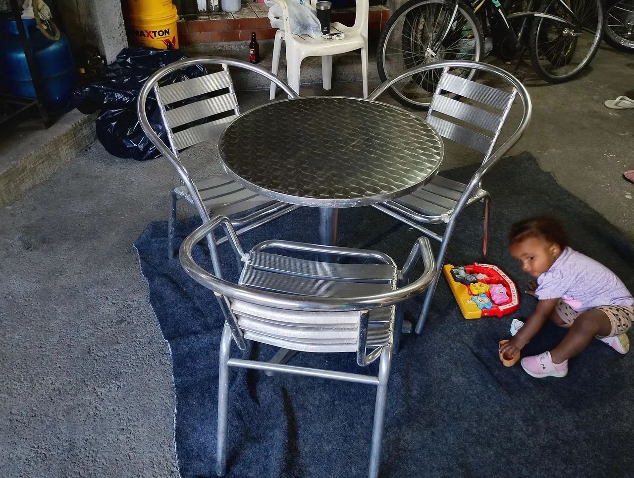Vendo excelente mesa de alumínio 