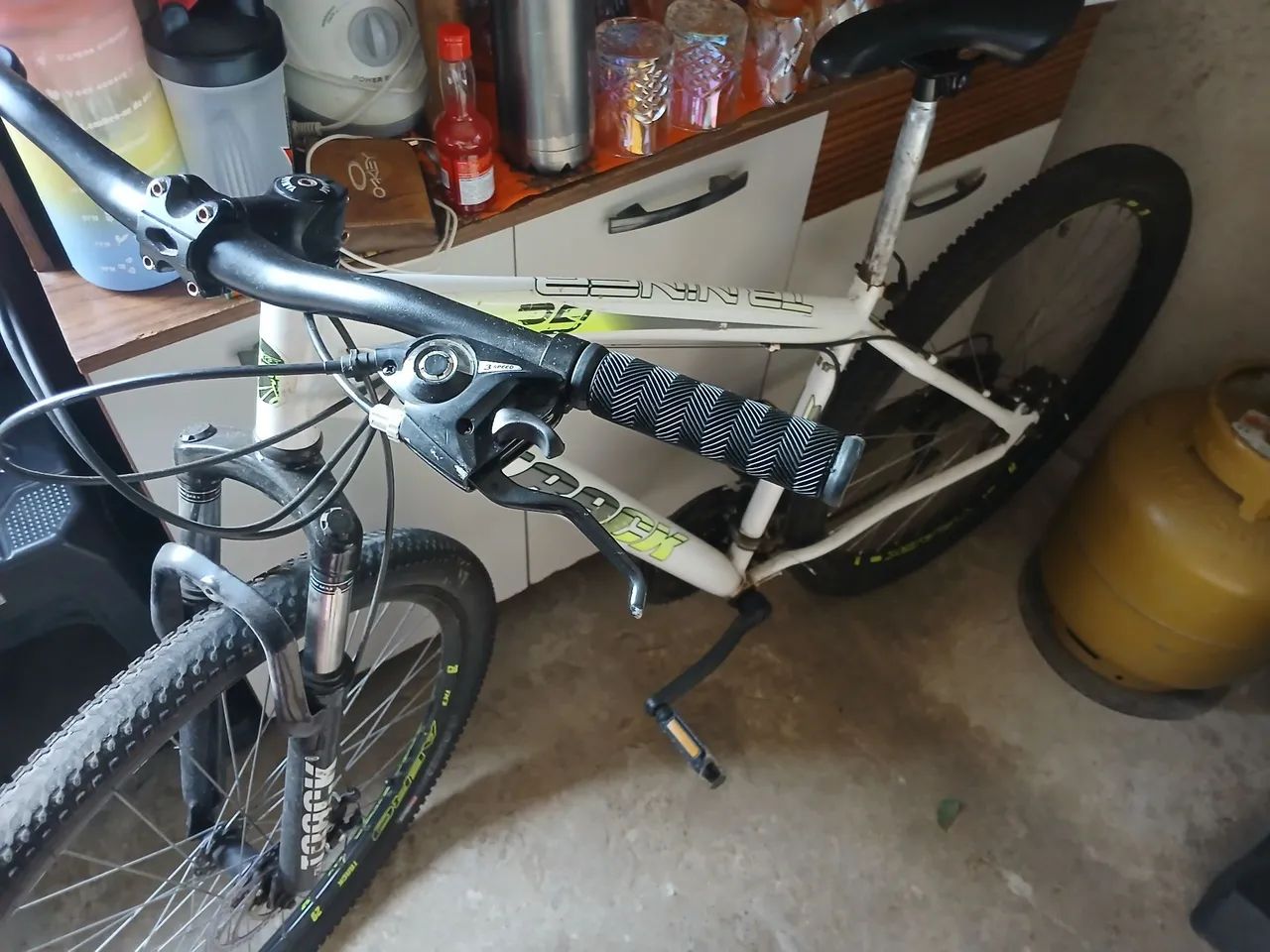 bike branca aro 29 Track