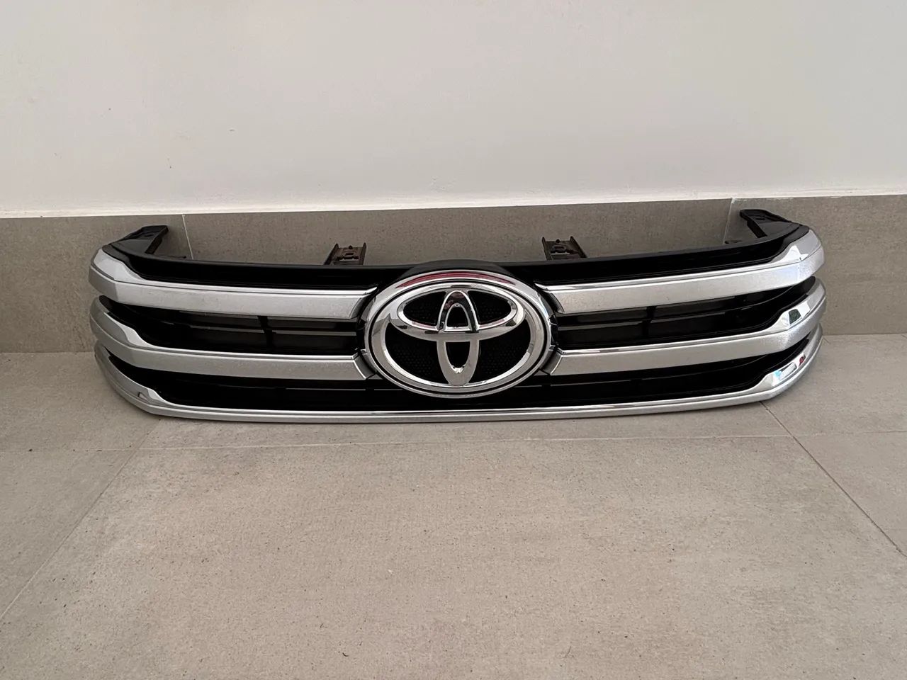 Grade frontal Hilux 2016-2018
