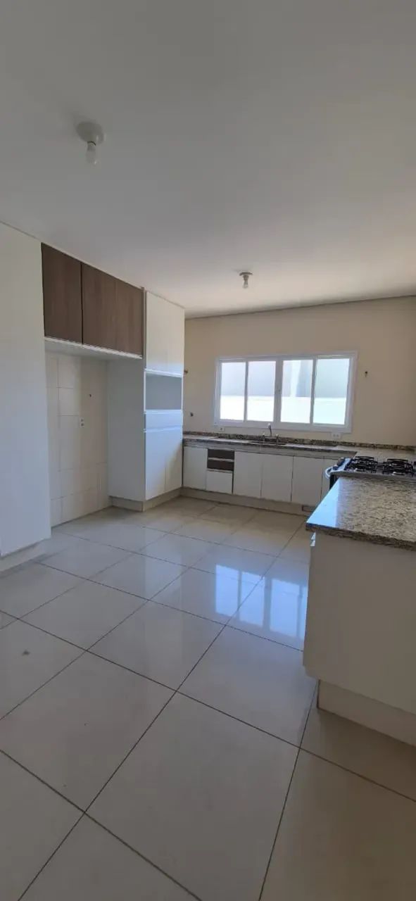 Imóvel para aluguel tem 200 metros quadrados com 3 quartos