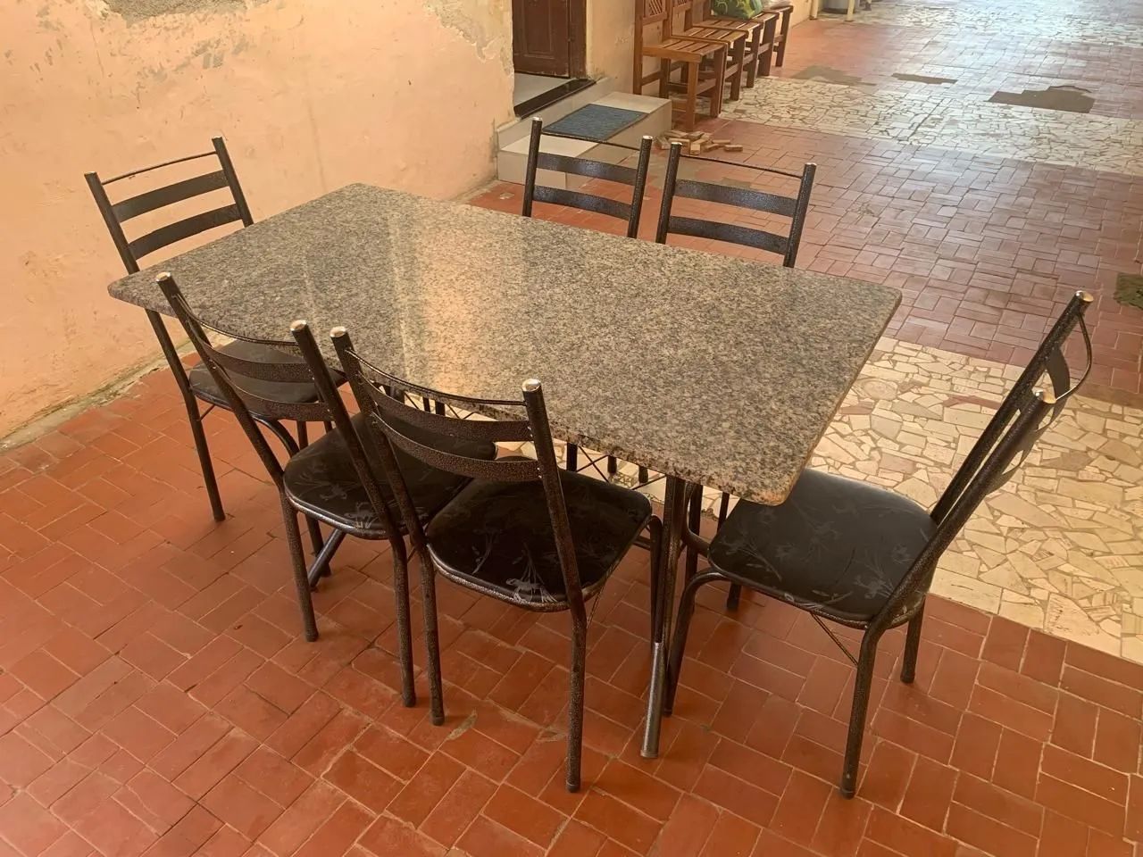Jogo de mesa completo com 6 cadeiras em ótimo estado  - Foto 3