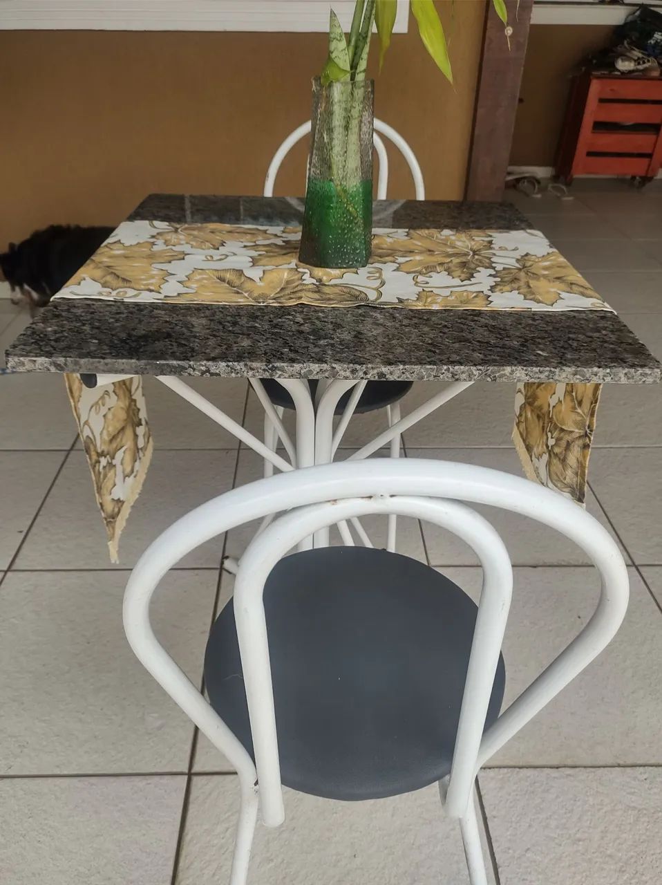 Mesa com tampo de granito Branca com 2 cadeiras  - Foto 4