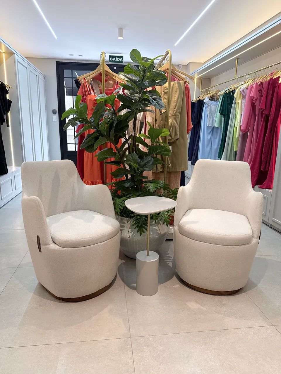 POLTRONAS DE LINHO, ÓTIMO ACABAMENTO  - Foto 2