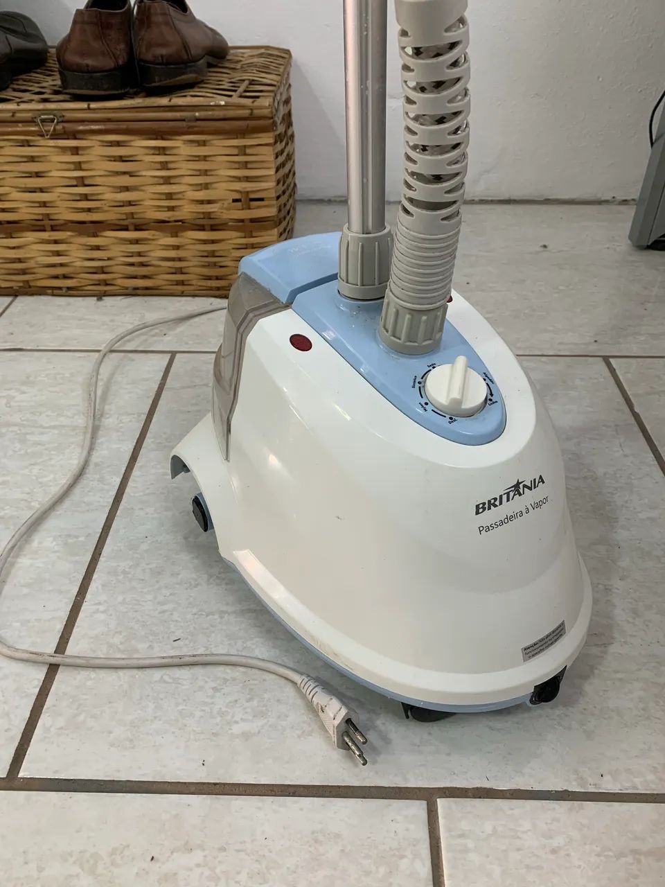 Passadeira a vapor vertical Britânia 