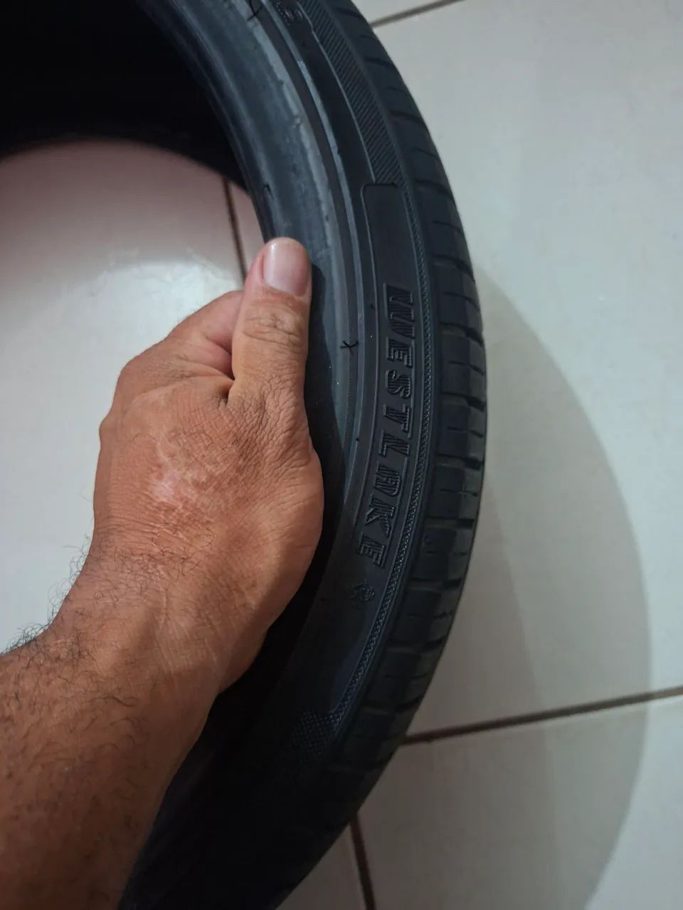 Vendo pneu 195 40 r17  semi novo - Foto 4