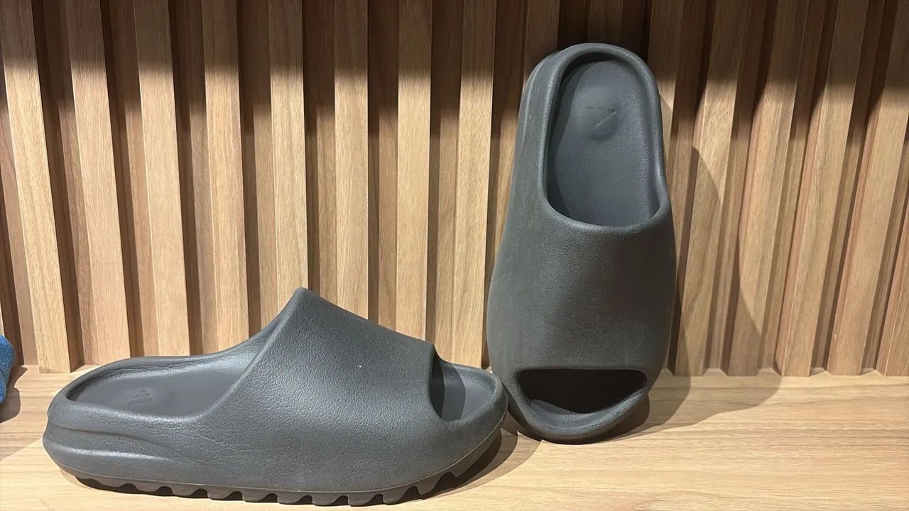 Chinelo yeezy preto 