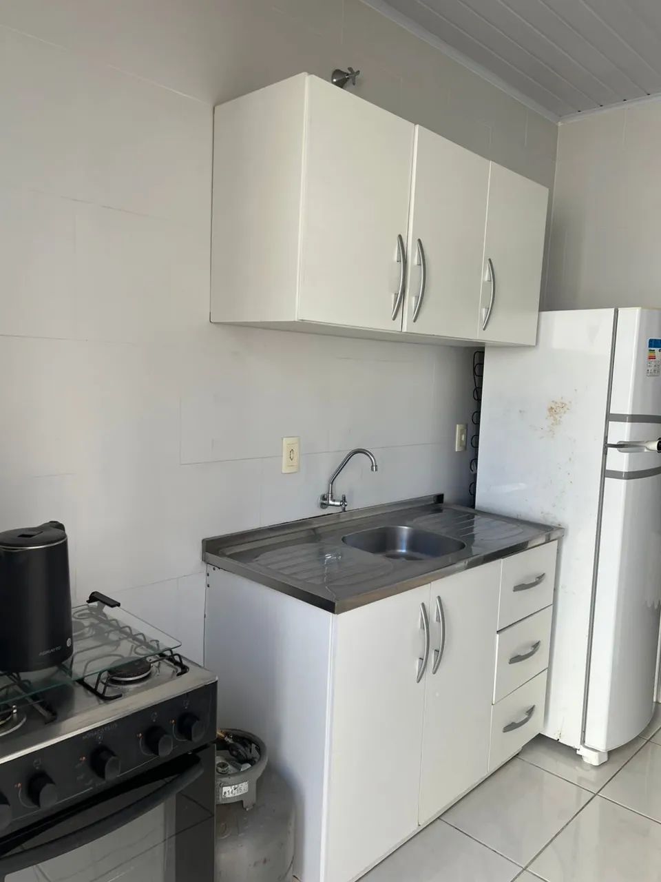 Alugo kitnet mobiliada próximo a beira mar de São José - Foto 4
