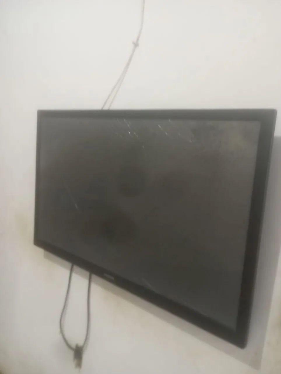 TV LCD 43 polegadas com tela trincada ( Boa para tirar peças ) 150$