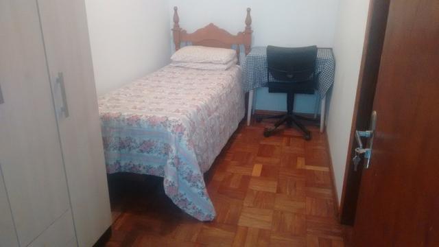 Aluga-se quarto na Rua Carlos Gomes - Foto 2
