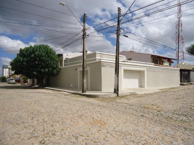 Casa plana no José de Alencar com 3 quartos, 2 vagas, ao Próximo a igreja Videira