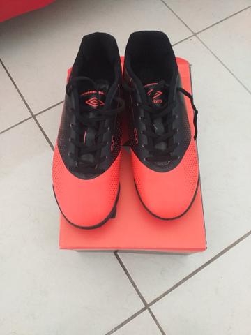 Chuteira De Society ( MARCA = UMBRO ) - Foto 2