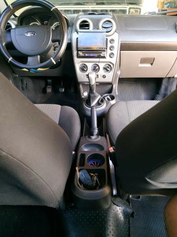 Fiesta Sedan 1.0, segundo dono em ótimo estado com manual e chave reserva - Foto 6