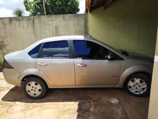 Fiesta Sedan 1.0, segundo dono em ótimo estado com manual e chave reserva - Foto 3