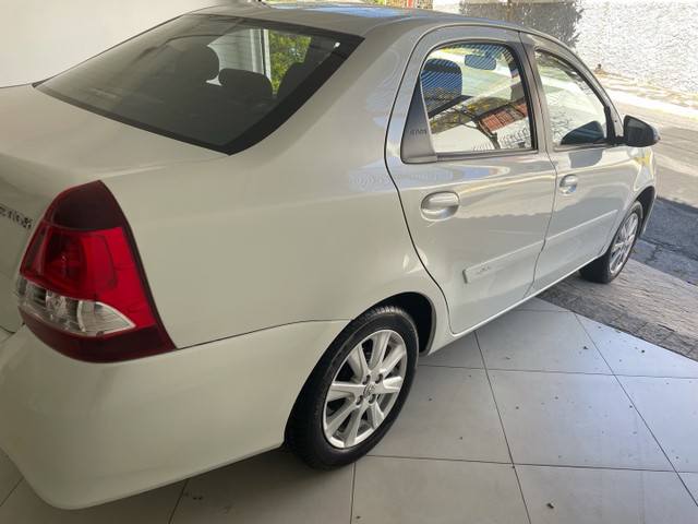 ETIOS BRANCO PÉROLA AUTOMÁTICO 17 KM