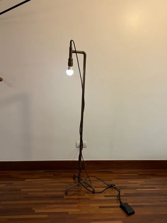 Luminária de chão retro com pé de tubo de água em cobre