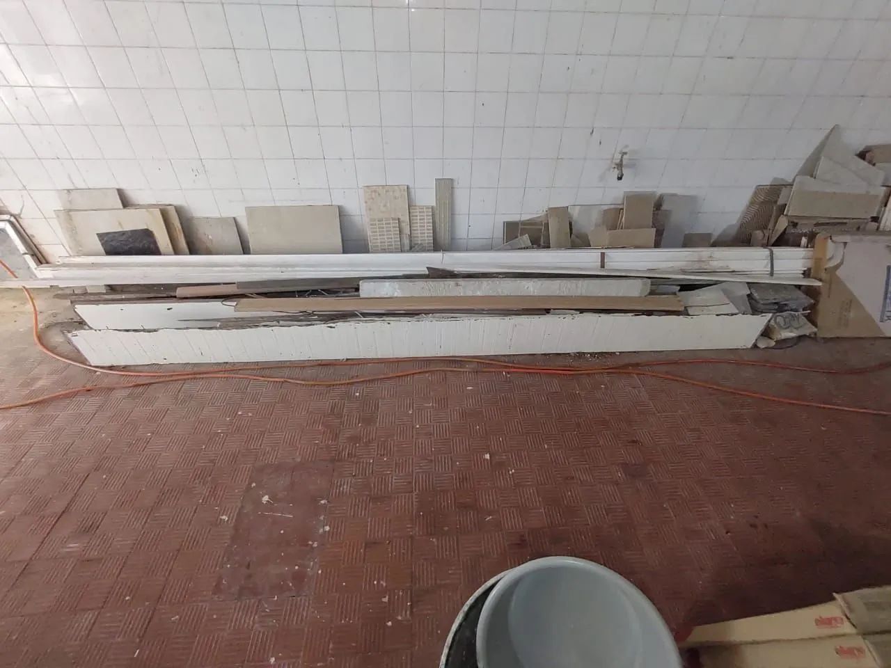 Rodapé em madeira branca, com 4m comprimento x 0,05m alt., tenho 15u, bom estado.