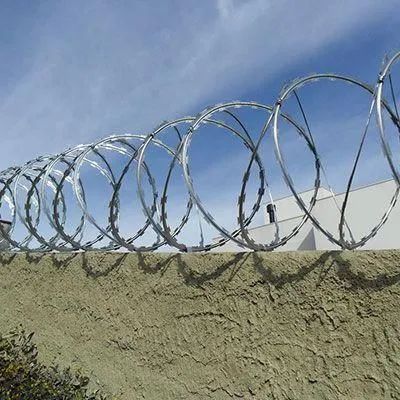 Cerca concertina dupla (metro) instalado