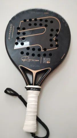 Raquete de padel Royal open, muito bem cuidada, sem detalhes.