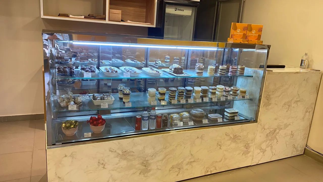 Vitrine refrigerada / tortas e doces/  fabricação sob medida 