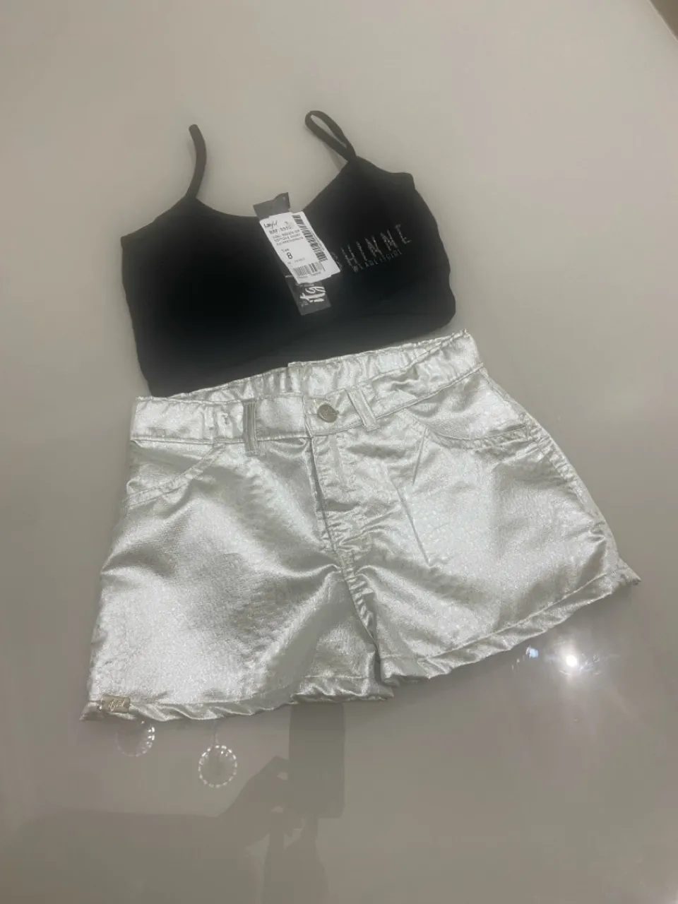 Conjunto infantil preto e short prata