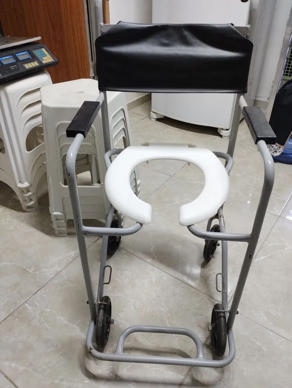 Cadeira higiênica, balança comercial ,cama casal, sofá 2/3 lugares, colchão de ar 