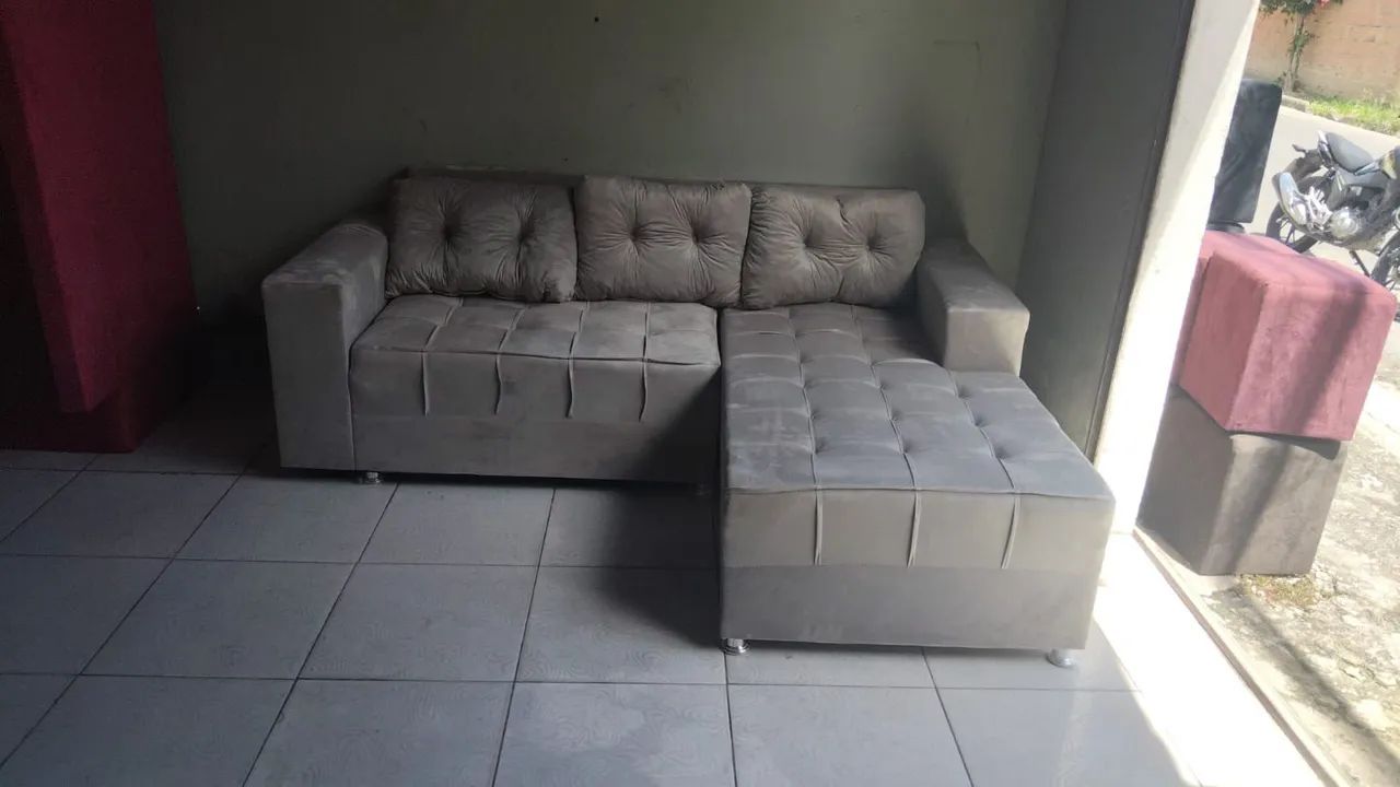 Sofá cheyse de 3 lugares com puff de brinde 