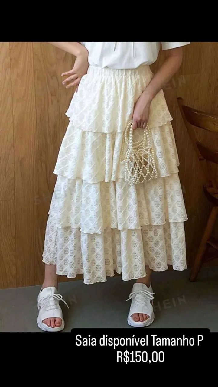 Saia branca de renda com babados