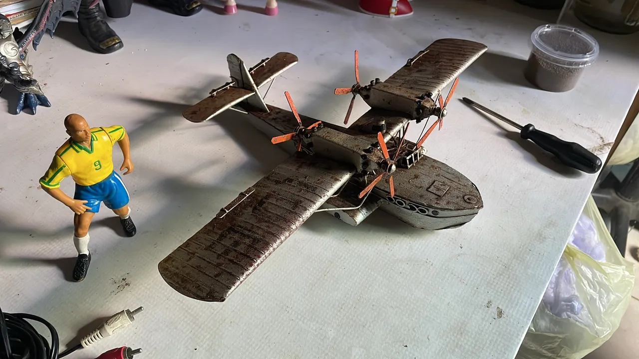 Avião de lata antigo