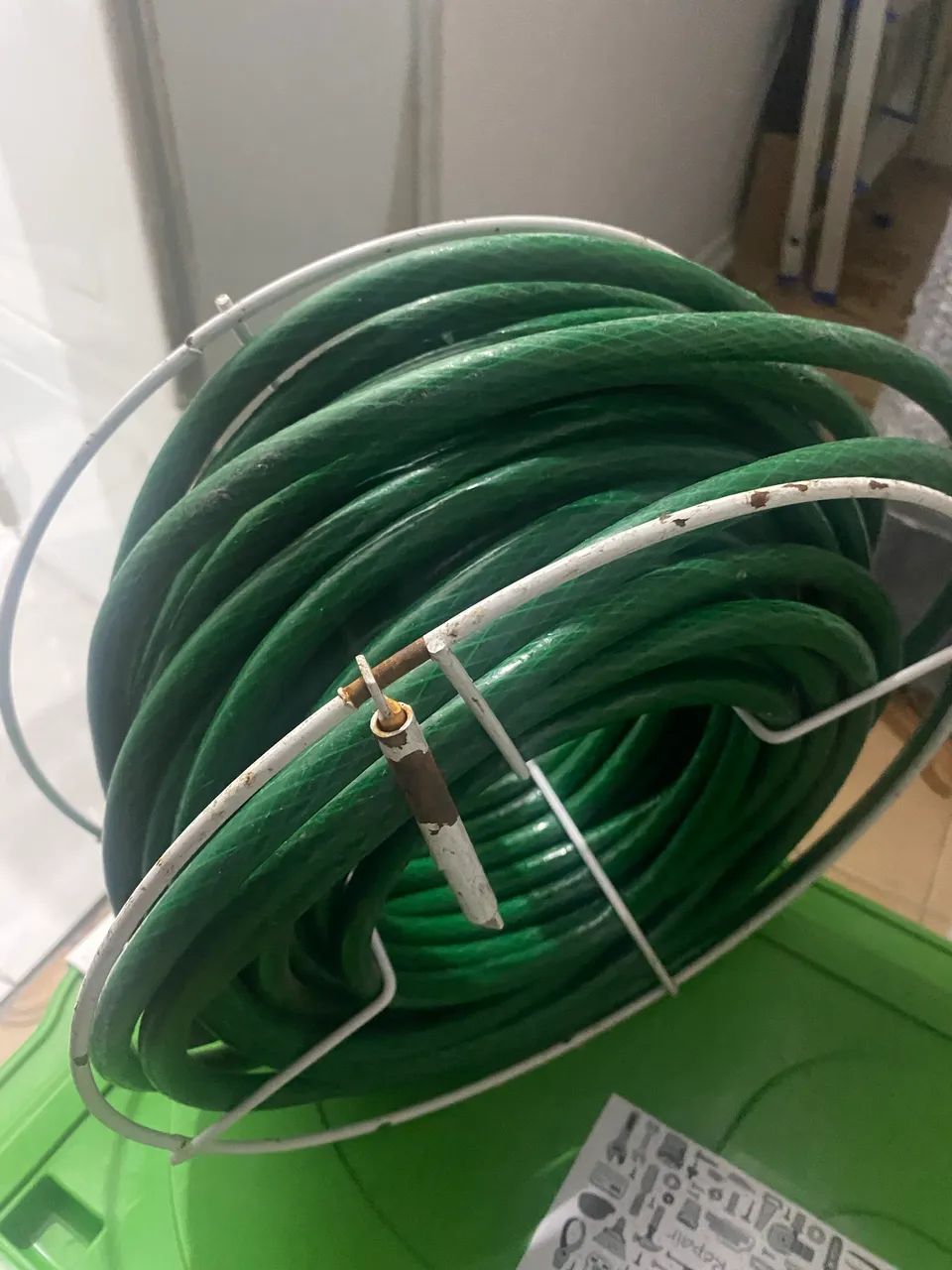 Mangueira uso doméstico, 20 metros acompanha suporte. 