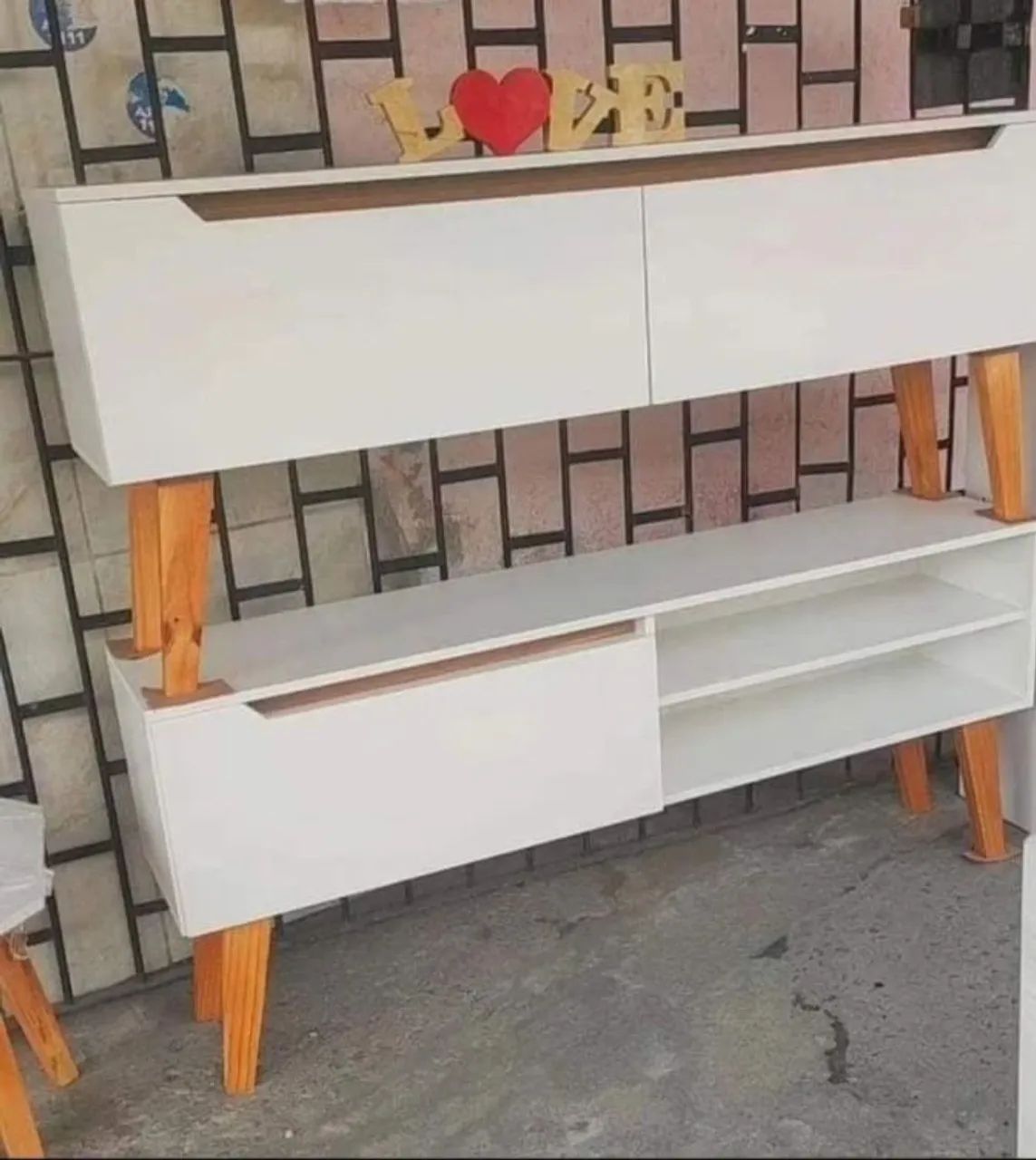 Rack moderno branco com detalhes em madeira