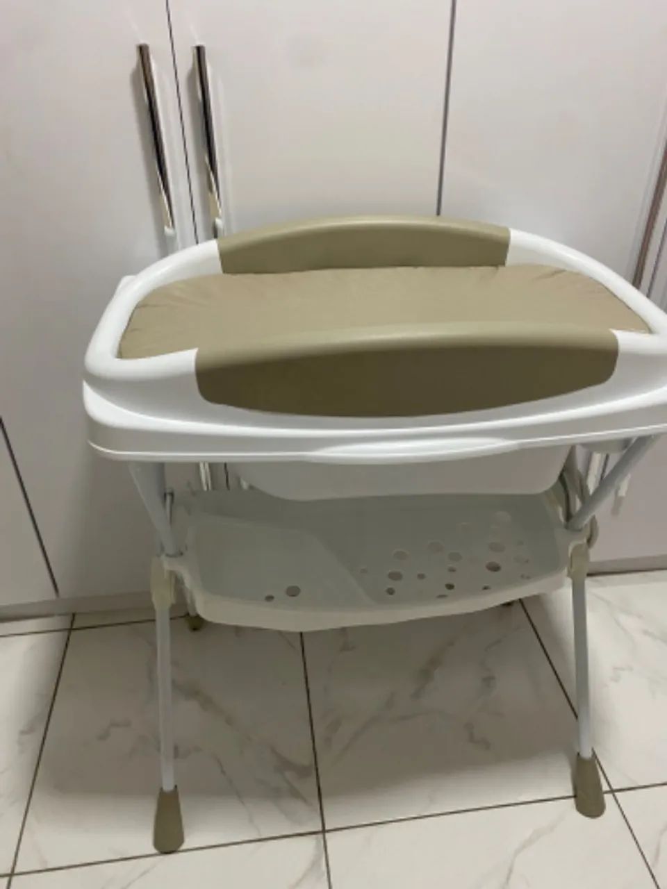 Banheiro com trocador 65578372099714120