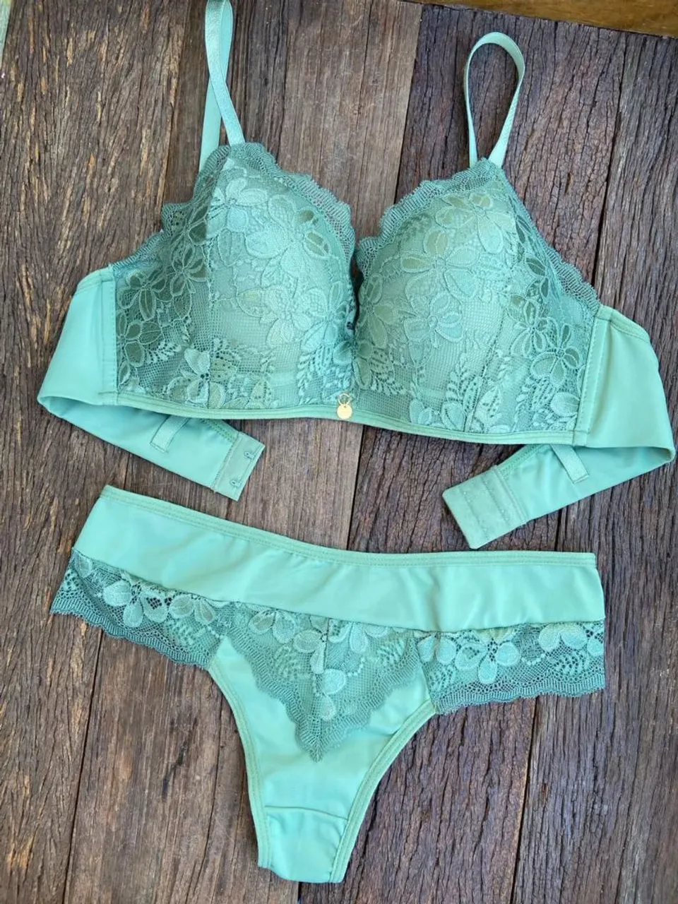 Conjunto de lingerie verde com detalhes em renda