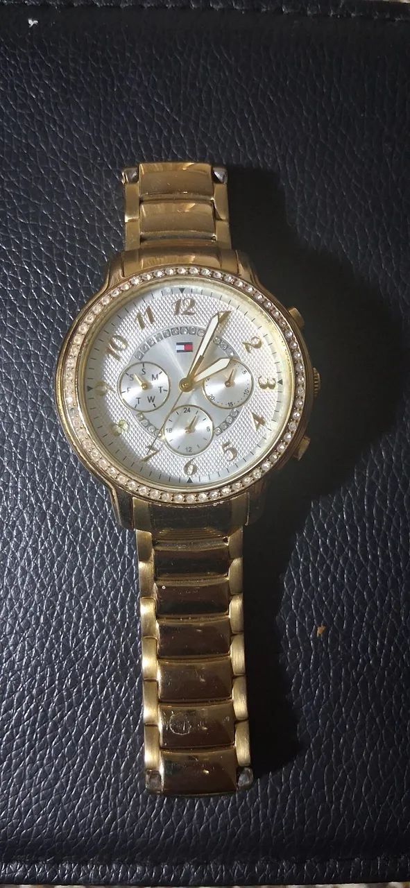 Relógio feminino TOMMY dourado com strass em volta
