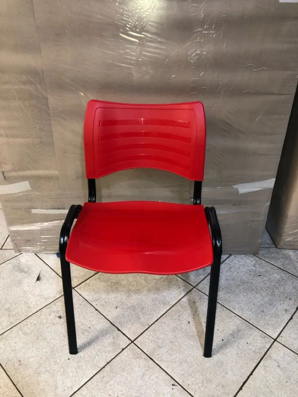 Cadeira fixa em pvc nova  - Foto 5
