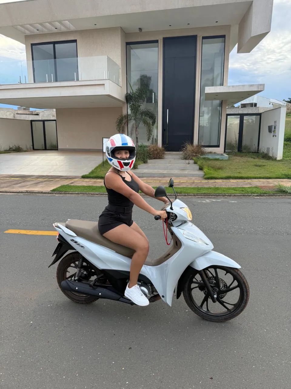 ATENÇÃO Moto sem detalhes, fica só parada, está nova.