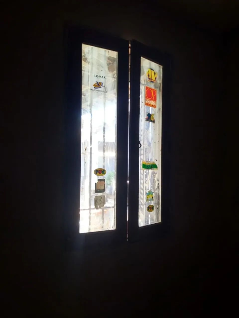 Janela de madeira de lei com grades64840773428866123