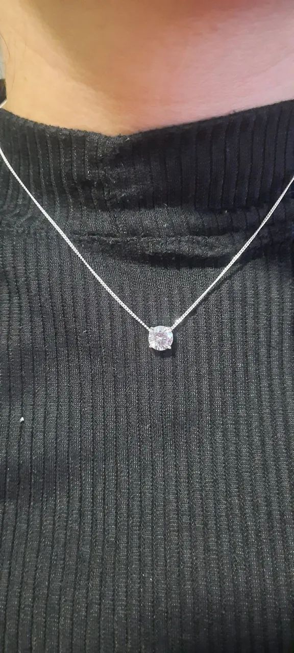 Colar com pingente de zirconea 