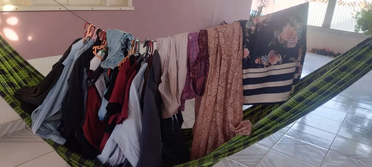 Roupas diversas no varal