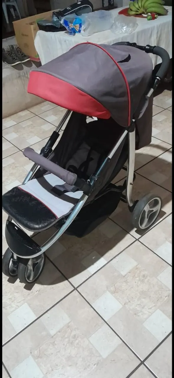 Carrinho de bebê com design moderno e confortável