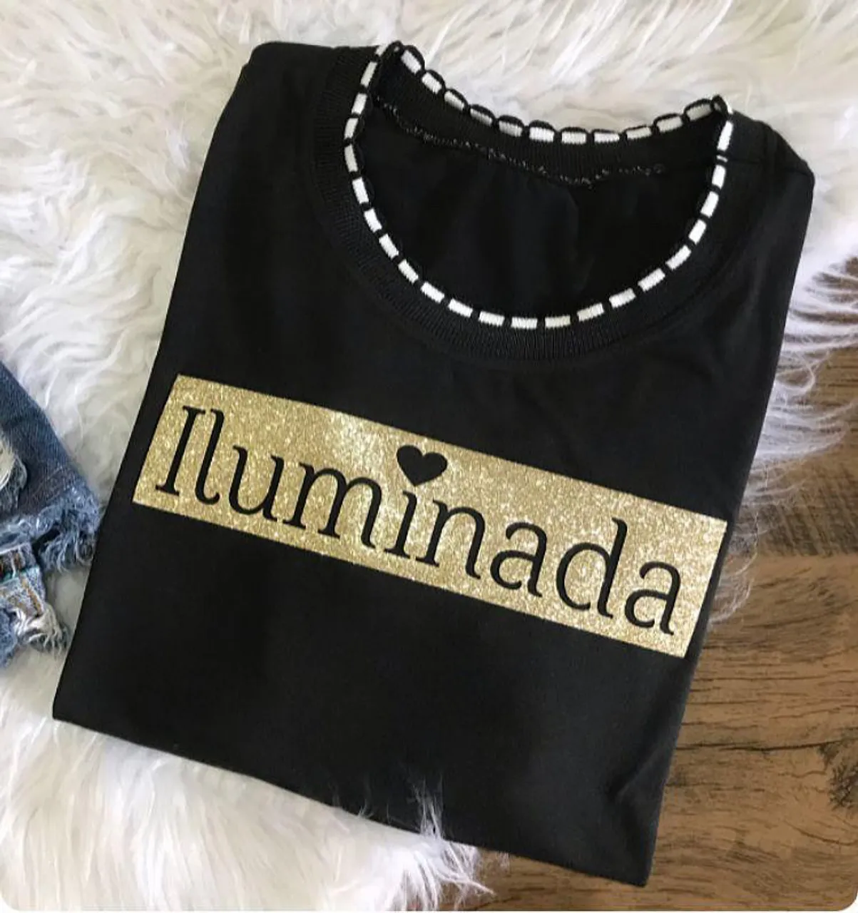 Camiseta Feminina 'Iluminada' - Brilho e Estilo!