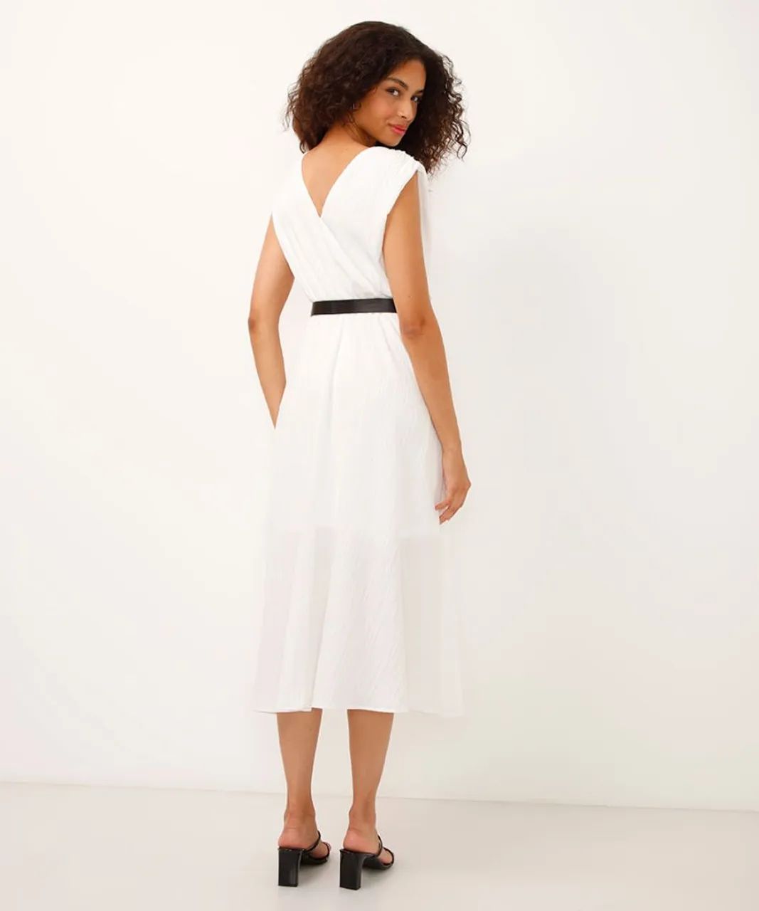 Vestido midi off white decote V texturizado com cinto  - Foto 2