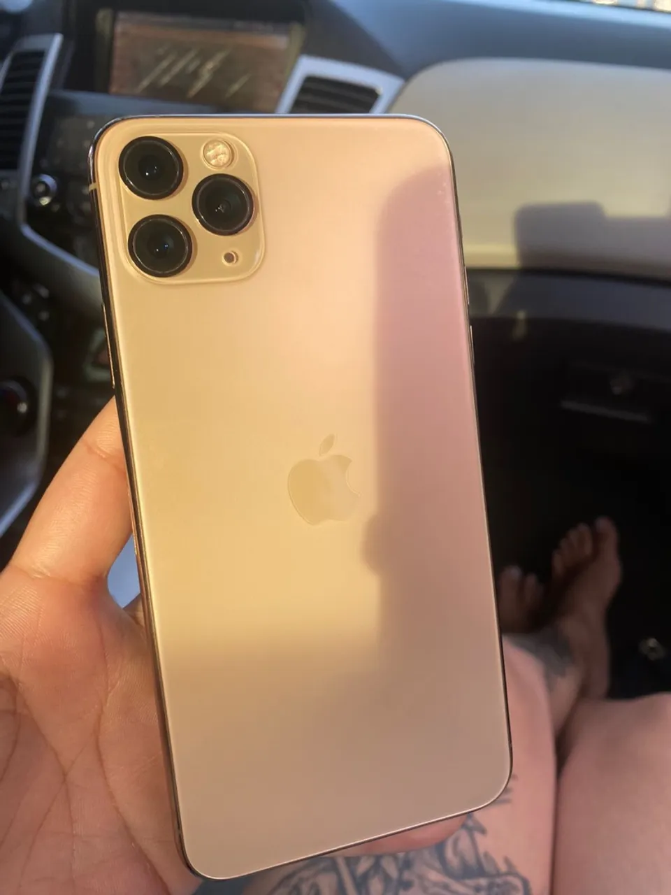 iPhone 11 Pro Max com capinha e película